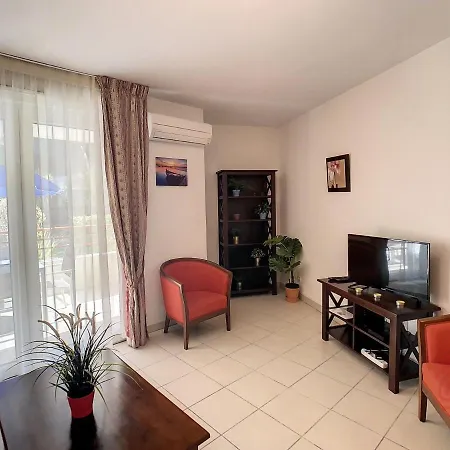 F2 Climatise Avec Terrasse Et Parking A 700m Des Thermes De Les Bains - Fr-1-451-121